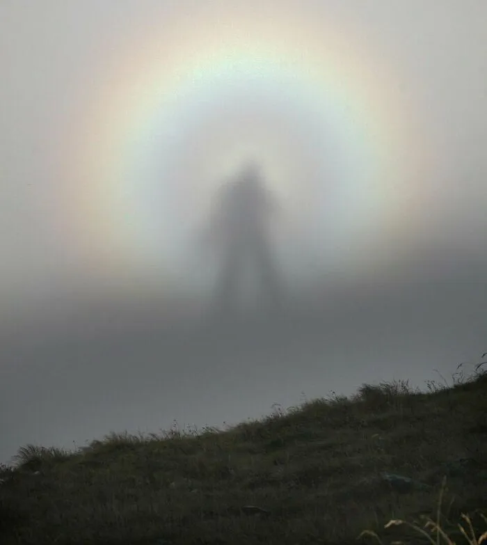 Un raro espectáculo óptico, el «espectro de Brocken», que se produce cuando una persona se encuentra a gran altitud en las montañas y ve su sombra proyectada sobre una nube a menor altitud.