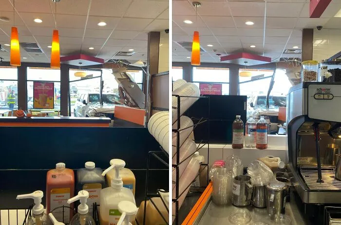Cafetería dañada por un coche tras chocar contra la ventana, mostrando un mal día en el trabajo.