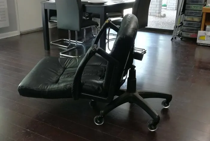 Intenté cambiar la tensión de mi silla de oficina... Este es el resultado