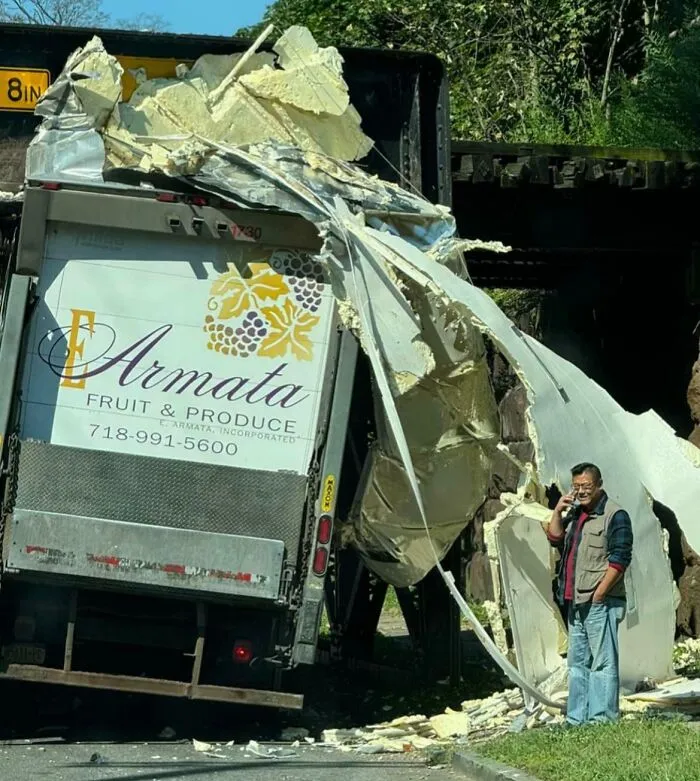 No cabía bajo el puente