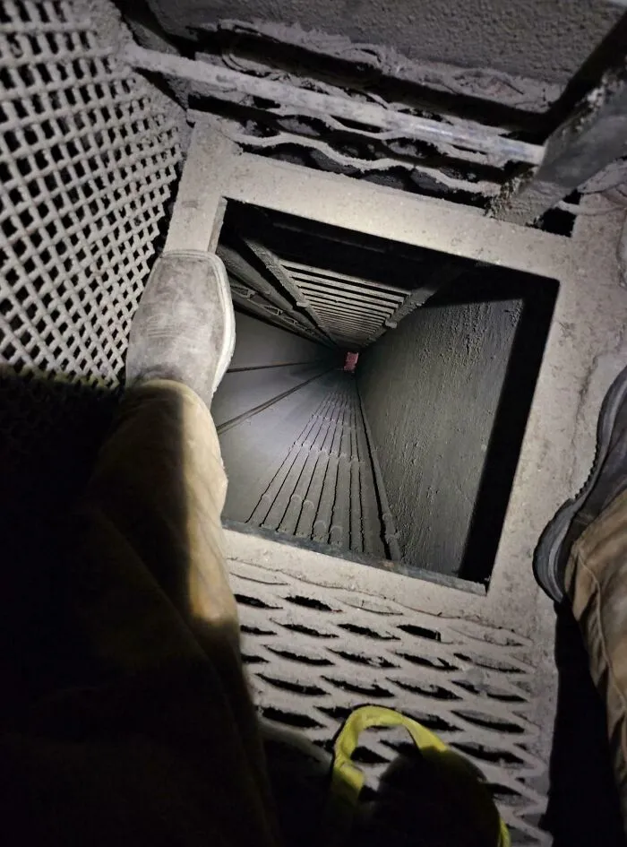 Hoy me quedé atrapado en este agujero en el hueco de un ascensor en el trabajo, gracias a mis herramientas y equipo de escalada.
