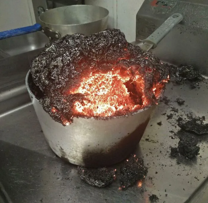 Olvidé que estaba haciendo caramelo en el trabajo. Está un poco pasado.