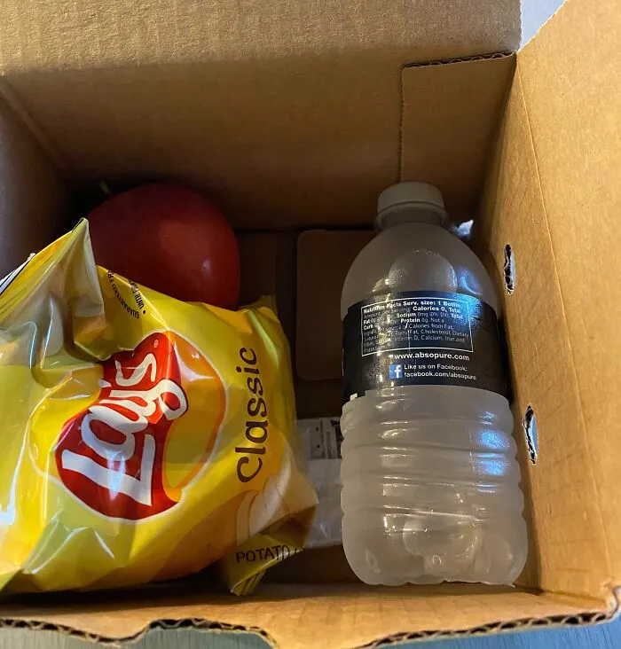 Trabajo en una residencia universitaria. Esta semana llegan estudiantes nuevos y trabajo un turno de 12 horas. Me dijeron que no preparara almuerzo porque me lo daban gratis. Esta es mi comida gratis.