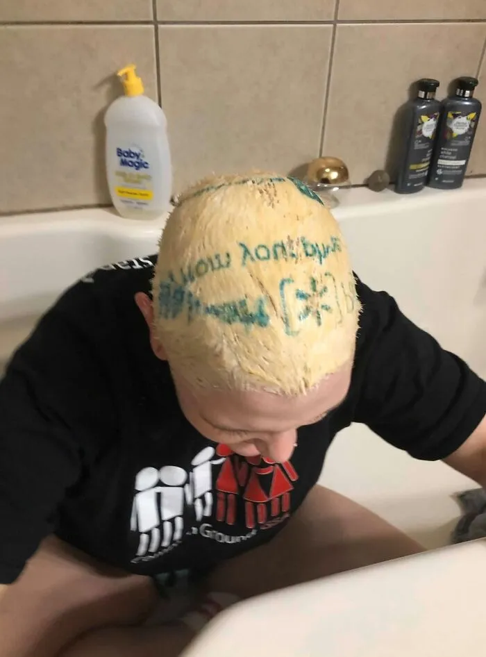 Esta chica se estaba decolorando el pelo y puso una bolsa de plástico de Walmart sobre el pelo para ayudar a que el calor se mantuviera, pero...