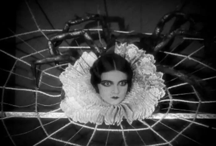 Edna Tichenor como 'Arachnida, la araña humana' en la película muda The Show de Tod Browning de 1927