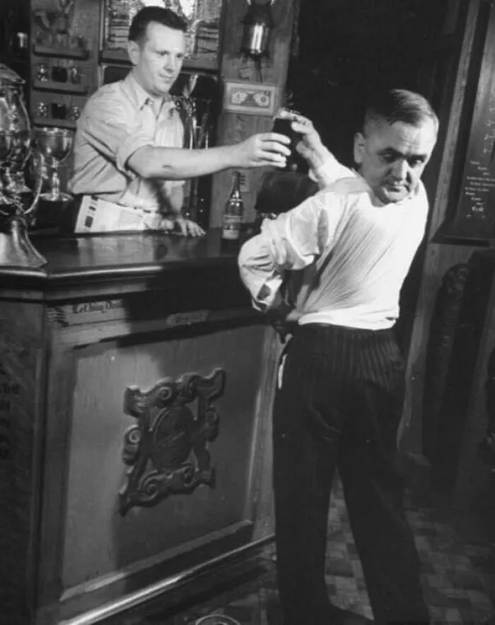 Martin Laurello, el único hombre que podía girar la cabeza 180 grados, década de 1930