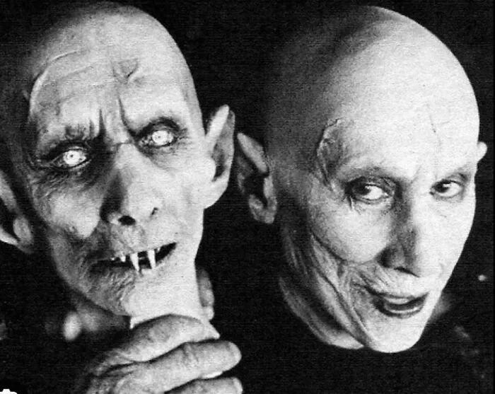 El actor Reggie Nadler, que interpretó al vampiro Kurt Barlow en Salem's Lot, con una máscara de efectos especiales de la película.