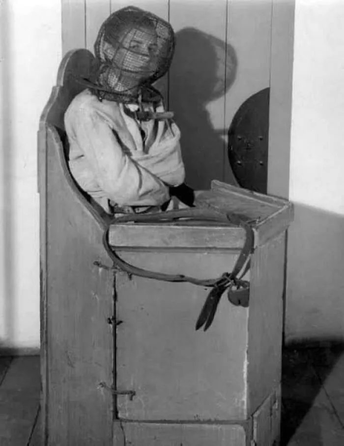 La "Silla Lunática" que se daba a pacientes con mal comportamiento o arrebatos violentos. Hospital Psiquiátrico Holandés, 1938