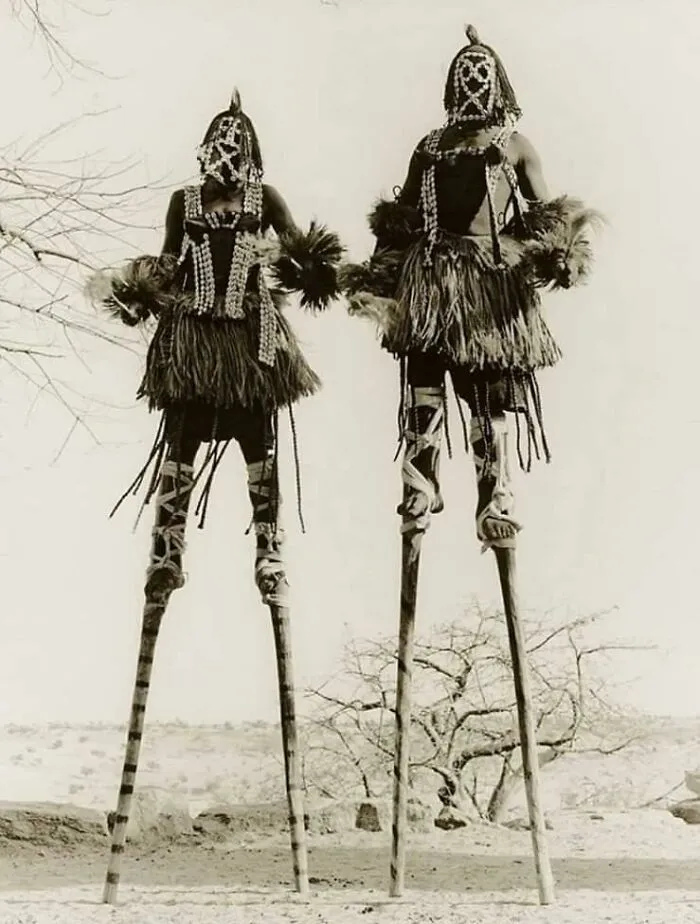 Bailarines dogones sobre zancos en Bandiagara, Malí, años 70, por James Morris