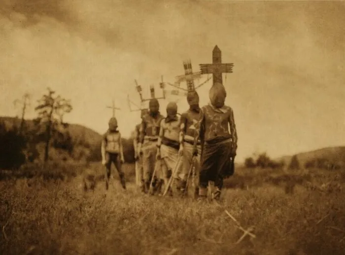 Ceremonia de la Danza Fantasma Apache, tomada por Edward Curtis alrededor de 1906