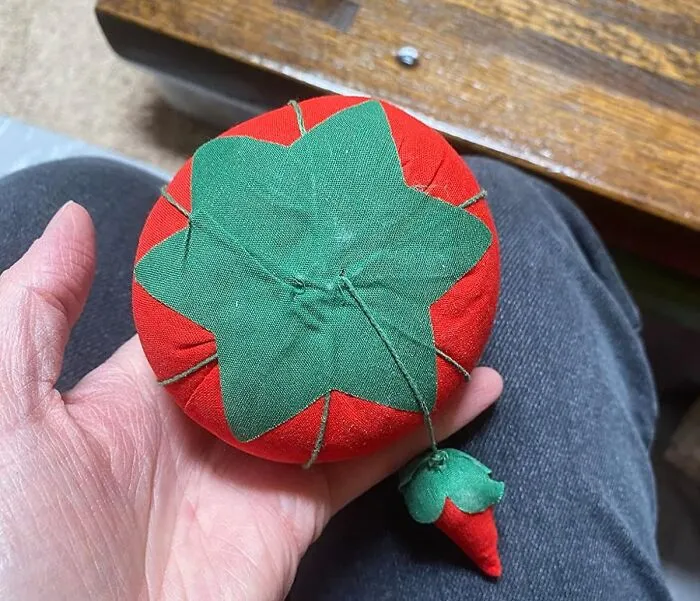  The Dangly Bit Of This <a Style="Display:inline;" Href="Https://Www.amazon.com/Dritz-Pin-Cushion-Tomatowith-Emery/Dp/B00aq6o7f2?ie=utf8&linkcode=ll1&tag=bpdonkey-20&linkid=e11f21a47775fb7d8ba88781db20f966&language=en_us&ref_=as_li_ss_tl" Target="_blank"><span Style="Font:inherit;color:#d74b1f;"> Pin Cushion </Span> Actually Sharpens Your Needles!