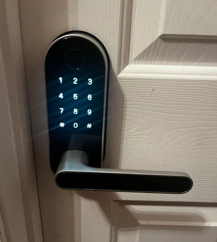 Locksmiths Might Not Want You To Know How Simple It Is To Upgrade Your Locks. A <a Style="Display:inline;" Href="Https://Www.amazon.com/Sifely-Lock-Fingerprint-Biometric-Smart/Dp/B07y5v15sy?ie=utf8&linkcode=ll1&tag=bpjaguar-20&linkid=8c84302009b24133aac8368fd460bb57&language=en_us&ref_=as_li_ss_tl" Target="_blank">  <span Style="Font:inherit;color:#d74b1f;"> Smart Lock</Span>  Can Be Installed In Minutes And Controlled From Your Phone