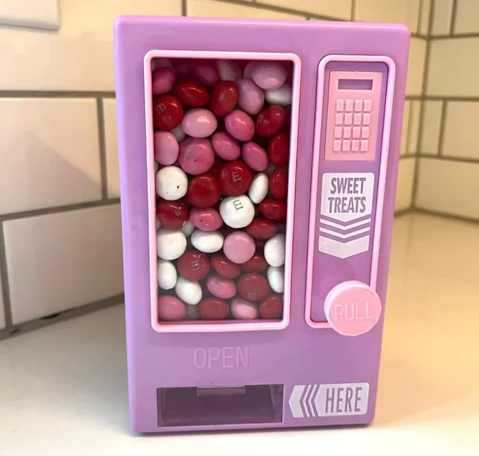 Childhood Dreams Come True With This <a Style="Display:inline;" Href="Https://Www.amazon.com/Yobro-Dispenser-Dispense-Christmas-Girlfriends/Dp/B0b255c4w3?ie=utf8&th=1&linkcode=ll1&tag=bpostrich-20&linkid=569426476c3a8855d2aa99123ca02a78&language=en_us&ref_=as_li_ss_tl" Target="_blank"><span Style="Font: Inherit; Color: #d74b1f;">candy Dispensing Tabletop Vending Machine</Span> That's All Yours