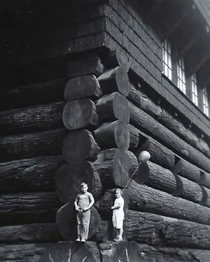 The Forestry Building In Portland, Oregon.  Known As The “World’s Largest Log Cabin,” It Was Built In 1905 And Burned Down 1964