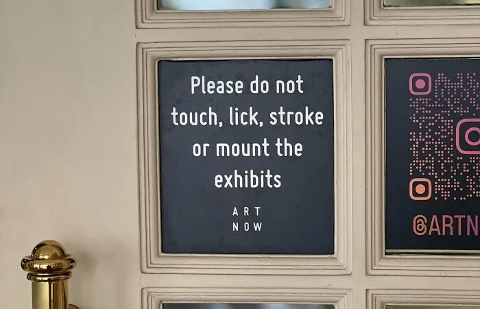 Aviso legal divertido en museo que prohíbe tocar, lamer o montar las exhibiciones para evitar demandas.
