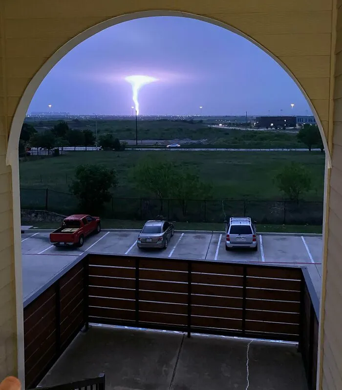 Un rayo en un tornado