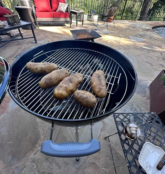 Sizzle, Crackle, And All The Spring Vibes: The <a Style="Display:inline;" Href="Https://Www.amazon.com/Weber-741001-Original-22-Inch-Charcoal/Dp/B00004ralu?ie=utf8&th=1&linkcode=ll1&tag=bpparrot-20&linkid=37cfe2bf0d840e9c7faaa79355fc112b&language=en_us&ref_=as_li_ss_tl" Target="_blank"> <span Style="Font: Inherit; Color: #d74b1f;"> 22-Inch Weber Kettle </Span> Is The Ultimate Grill-Side Companion For Backyard Barbecues And Warm-Weather Cookouts