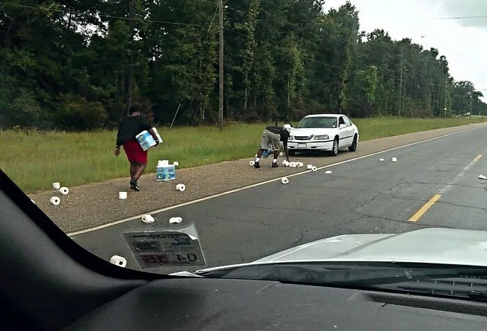 Un accidente de coche deja papel higiénico por toda la carretera