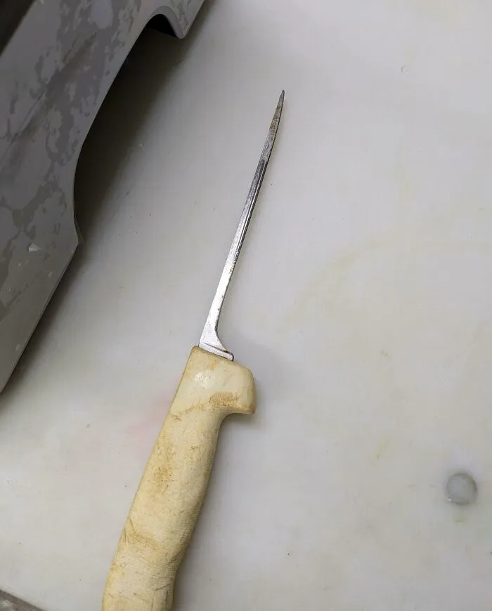 Este es un cuchillo real que usa el cortador de pescado de mi trabajo actual. Lo lleva usando 35 años.