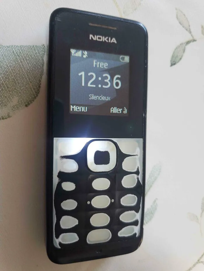 Mi teléfono, comprado en 2015. Todavía lo uso. Casi va a celebrar su décimo cumpleaños.