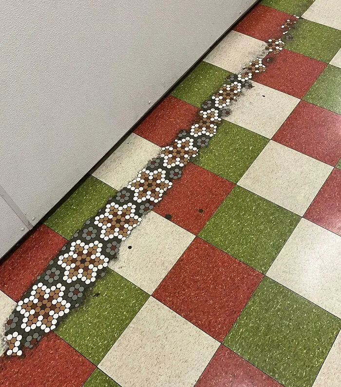 El viejo piso de una pizzería se revela frente al mostrador