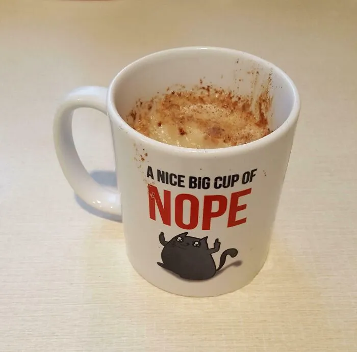 Mi abuela política usó mi taza favorita como vaso de grasa y la metió en la parte de atrás de la nevera