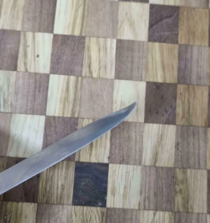 Mi suegra intentó abrir una lata de atún con mi cuchillo favorito de cortar verduras. Ganó la lata