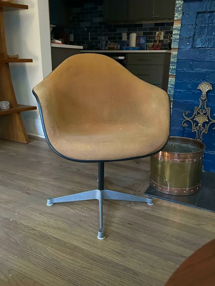 Aging interior design trend: a vintage swivel chair in a retro-styled room, showcasing outdated decor elements.
