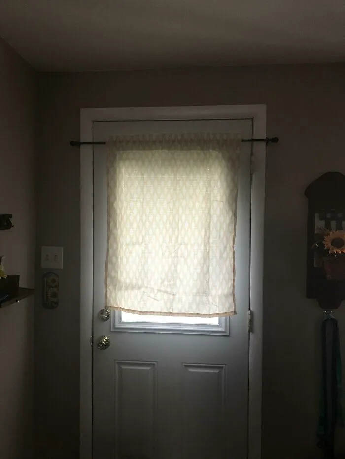 Ayer intenté colgar la barra de la cortina de la puerta principal... No me di cuenta de lo que había hecho hasta que di un paso atrás.