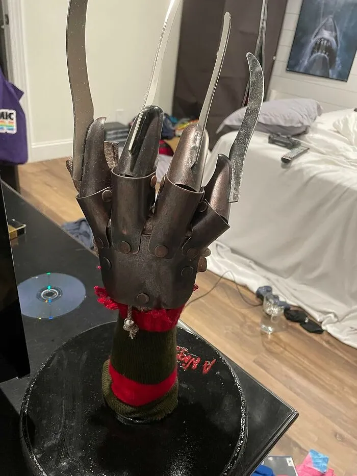 Channel Your Inner Nightmare On Elm Street Villain With The Iconic <a Style="Display:inline;" Href="Https://Www.amazon.com/Nightmare-Street-Supreme-Freddy-Replica/Dp/B000vo77g0?ie=utf8&linkcode=ll1&tag=bpmelon-20&linkid=b37efa7b3679e1b1d3796c82aa123042&language=en_us&ref_=as_li_ss_tl" Target="_blank"><span Style="Font: Inherit; Color: #d74b1f;"> Freddy Krueger Glove</Span>, A Super Creepy (And Totally Awesome) Replica Of Freddy's Infamous Killing Claw