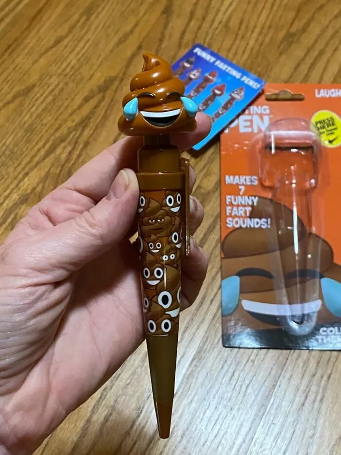This <a Style="Display:inline;" Href="Https://Www.amazon.com/Kamhi-World-Farting-Poop-Santa/Dp/B0cwvr4yms?ie=utf8&th=1&linkcode=ll1&tag=bpbee-20&linkid=79be001878e1edbb644dcd250eb2cd07&language=en_us&ref_=as_li_ss_tl" Target="_blank"> <span Style="Font: Inherit; Color: #d74b1f;"> Farting Poop Pen </Span> Is The Only Writing Instrument That’ll Make Your Notes Sound As Awkward As They Look