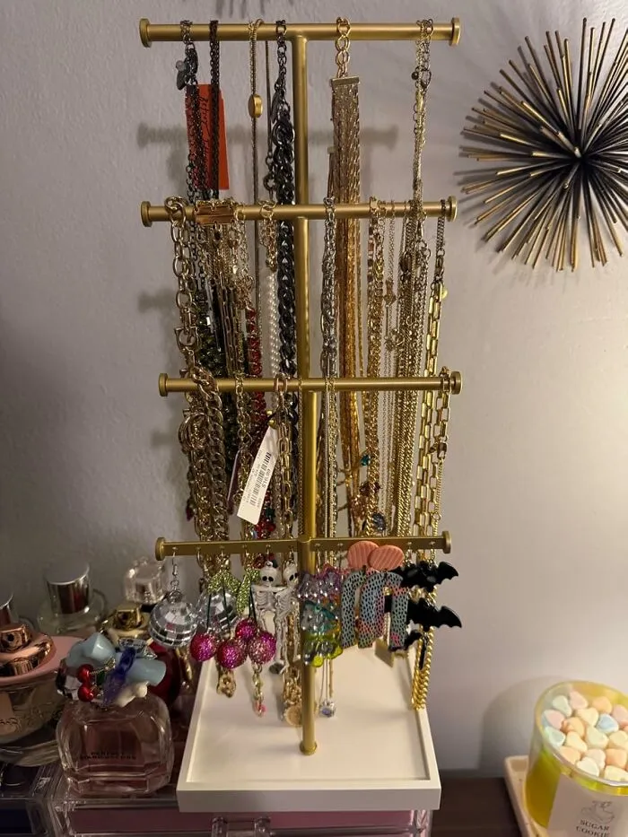 A Chic <a Style="Display:inline;" Href="Https://Www.amazon.com/Amazonbasics-Four-Tier-Jewelry-Tree-Stand/Dp/B082b466y2?ie=utf8&th=1&linkcode=ll1&tag=bpeagle-20&linkid=b232033d43ba9cf2d044232ee5dc8553&language=en_us&ref_=as_li_ss_tl" Target="_blank"><span Style="Font:inherit;color:#d74b1f;"> Jewlry Stand </Span> Is The Perfect Excuse To Finally Detangle That Mess Of Necklaces That Have Been Shivering In A Corner Since Last Summer