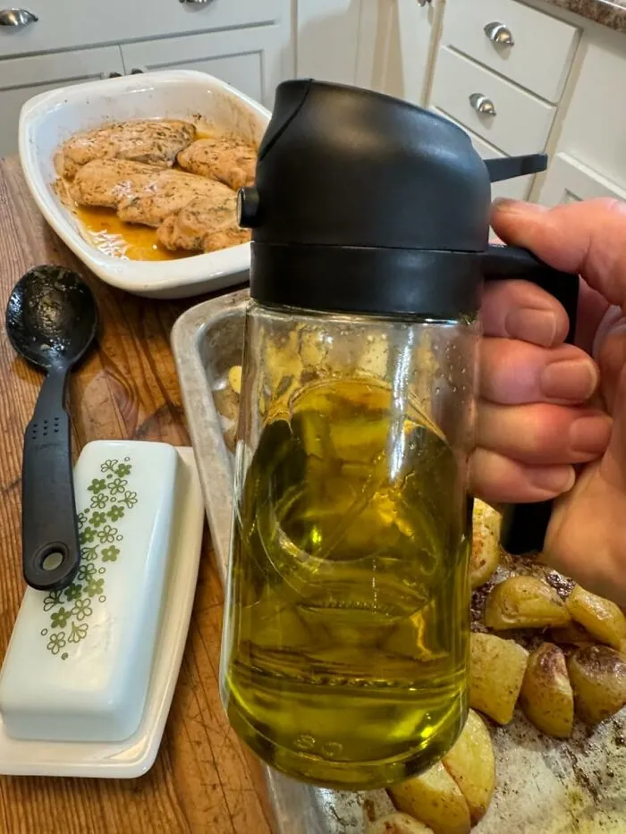 Big Olive Oil Enthusiasts, Meet Your New BFF: The <a Style="Display:inline;" Href="Https://Www.amazon.com/Trendplain-16oz-Dispenser-Bottle-Kitchen/Dp/B0cjf94m8j?ie=utf8&th=1&linkcode=ll1&tag=bpaxolotl-20&linkid=115fd35cc6558e1d683bcb772149391c&language=en_us&ref_=as_li_ss_tl" Target="_blank"><span Style="Font: Inherit; Color: #d74b1f;"> Olive Oil Sprayer </Span> That Makes Cooking With That Giant Jug A Whole Lot Easier (And Less Messy)