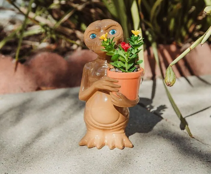 Phone Home For Some Fresh Greens With The <a Style="Display:inline;" Href="Https://Www.amazon.com/Silver-Buffalo-Extra-Terrestrial-Artificial-Succulent/Dp/B0brsk6c88?crid=2rkhmxu7398vr&dib=eyj2ijoimsj9.6wazb-4doldmk1wdzw7gklfcrbqzrpt_x6wfuo1adipw0pon0qc9lbnhvbrktgkqnkv5bvqrzomejasrhuvu09_jcxenntrajd6puc183ukmqxdvpslisqxhmrcuts8inehlbpfsv6kuupg9te6strfgs1r8largvjim3co7xaz8qsuwr7pdvs9ylgmhng5ugzmpjl5sxywyyqg72wcof7o2z3w1qxq3q3wu17vybn0n7nkwgnfv1zc6sb-7jigenndpmucmudiyqlvg5oho53189yc9g91nsrqwknwsni6geymzysyv8a9jazh8c4tpbi7qayoil5duwh2pvpxcgw8hj1y3bg5wefvhiguwf05ynkqfdemcmvzgvuejxrbcf_sbfc_rvh47ne4j4h-2coea52nfvjrxwdkfempkvc-Dlklgigixewt0jyqtsis_.nu-Ofvunn4ap2kgfd9dtjitjc_a3f4pk5ir-Iqzfxz0&dib_tag=se&keywords=et+planter&qid=1742820857&sprefix=et+plante%2caps%2c263&sr=8-1&linkcode=ll1&tag=bpfrog-20&linkid=bea5ee26453c7b17039dee1a4e780533&language=en_us&ref_=as_li_ss_tl" Target="_blank"><span Style="Font: Inherit; Color: #d74b1f;"> E.t. Planter </Span>, Where This Adorable Alien Helps Your Plants Grow And Thrive, Just Like Elliott's Heart