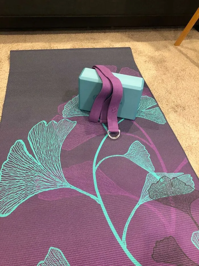 Swap Screen Time For Mat Time With This <a Style="Display:inline;" Href="Https://Www.amazon.com/Gaiam-Beginners-Block-Strap-Shadows/Dp/B073kfjqtc?ie=utf8&th=1&linkcode=ll1&tag=bpboar-20&linkid=070ca3052016f50450cf05c75a0b8435&language=en_us&ref_=as_li_ss_tl" Target="_blank"><span Style="Font: Inherit; Color: #d74b1f;"> Yoga Starter Kit</Span>— Stretch, Breathe, And Leave Your Phone In Another Room