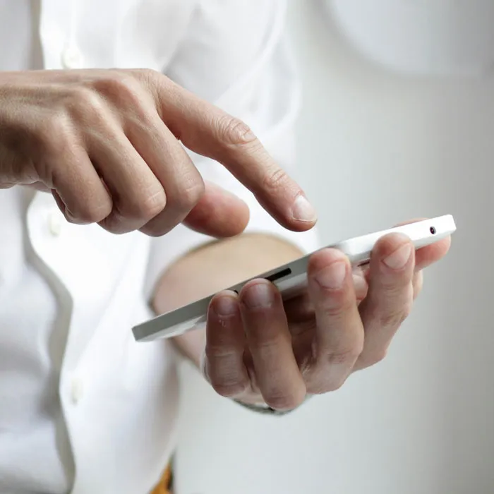 Your Phone Is Filthier Than A Public Toilet Handle, But Luckily This <a Style="Display:inline;" Href="Https://Www.amazon.com/Phonesoap-Sanitizer-Universal-Patented-Clinically/Dp/B072n99l8q?ie=utf8&th=1&linkcode=ll1&tag=bplion-20&linkid=36fe31c0d484a7c85dff58d21fe30d90&language=en_us&ref_=as_li_ss_tl" Target="_blank"><span Style="Font: Inherit; Color: #d74b1f;"> Phonesoap Sanitizing Box </Span> Is Here To Zap Those Germs And Make Your Mobile A Cleaner Companion