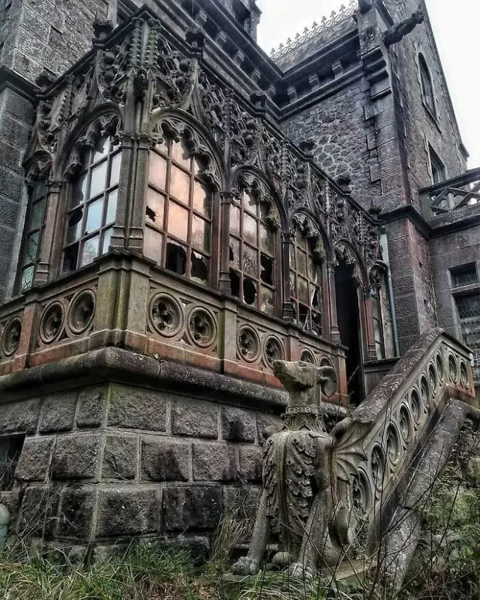 Abandoned Castle De Leuhan, France