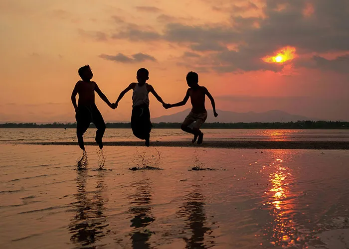 50 Gen X Who Are Tired Of Modern Life Share What They Miss: "Skinny-Dipping"