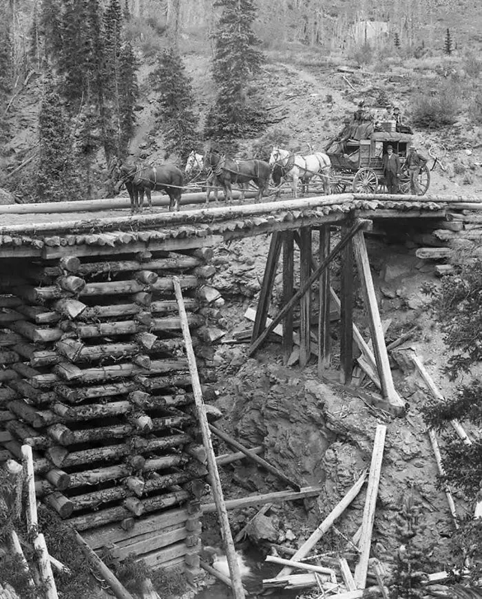 Diligencia cruzando un puente en Colorado, 1890