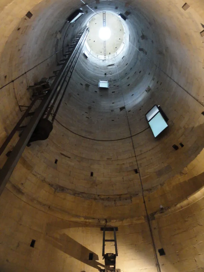 Interior de la torre de Pisa