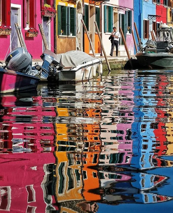 30 Captivating Street Photos That Showcase Life’s Unexpected Moments, As Shared On This IG Page (New Pics)