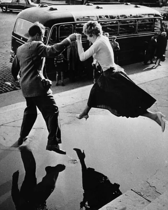 30 Captivating Street Photos That Showcase Life’s Unexpected Moments, As Shared On This IG Page (New Pics)