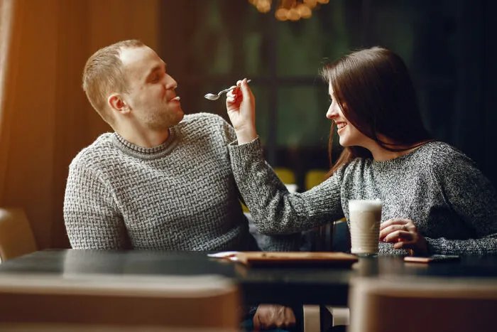 “Cheeks Sore From Laughing”: 30 Green Flags To Look For When Dating