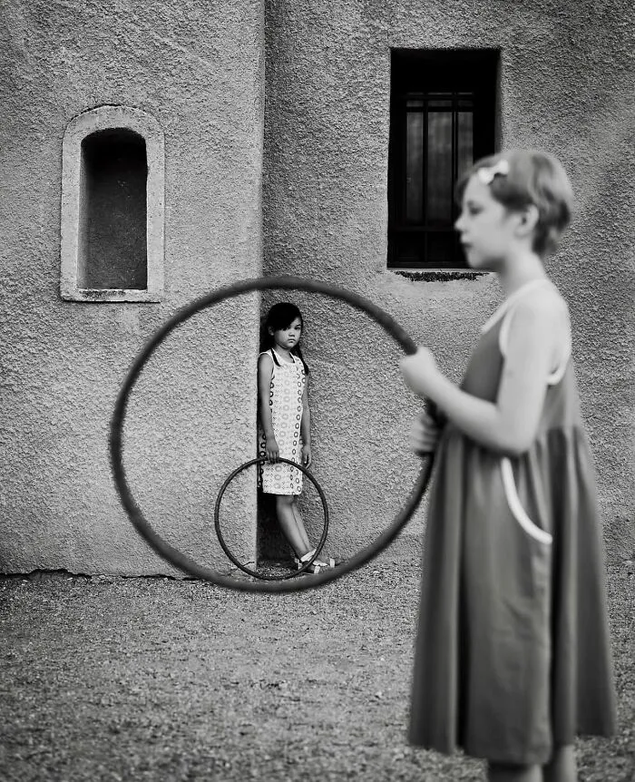 30 Captivating Street Photos That Showcase Life’s Unexpected Moments, As Shared On This IG Page (New Pics)