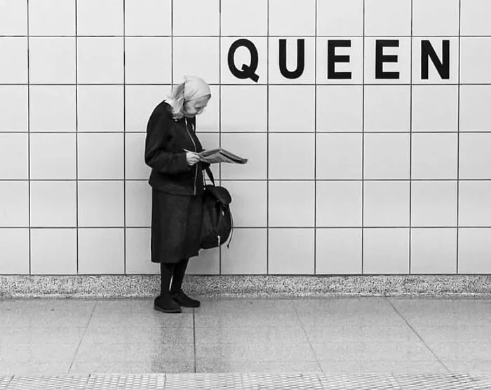 30 Captivating Street Photos That Showcase Life’s Unexpected Moments, As Shared On This IG Page (New Pics)