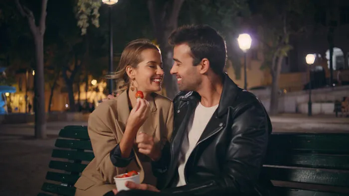“Cheeks Sore From Laughing”: 30 Green Flags To Look For When Dating