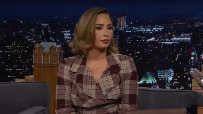 “Curse You, McGregor”: Folks Simply Can’t Forgive These 34 Celebs For Petty Reasons