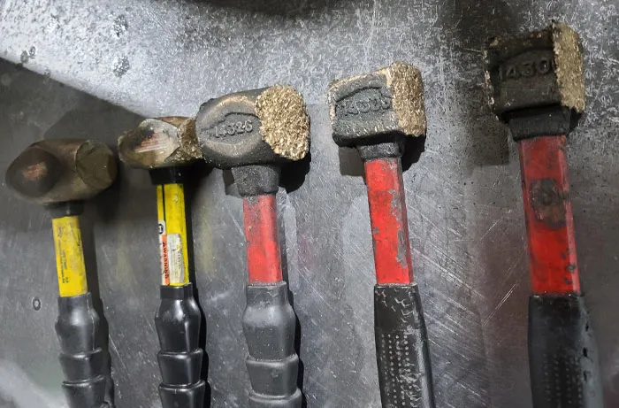 En el mecanizado, utilizamos martillos de latón para no dañar las piezas de acero. Recibimos un martillo nuevo aproximadamente cada año.