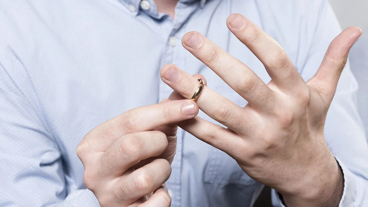 28 Types Of People Folks Have Dated That Felt Like Walking Through A Red Flag Factory