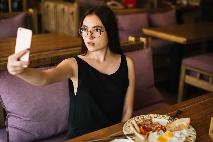 28 Types Of People Folks Have Dated That Felt Like Walking Through A Red Flag Factory